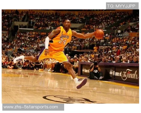 室内平底足球鞋的选择与保养技巧助你提升球场表现与舒适度 室内平底足球鞋的选择与保养技巧助你提升球场表现与舒适度